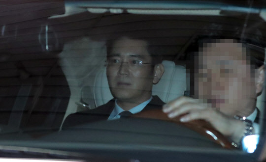 뇌물공여 등 혐의를 받는 이재용 삼성전자 부회장이 14일 오전 서울 대치동 박영수 특별검사팀에서 피의자 신분으로 조사를 마친 뒤 차량을 타고 귀가하고 있다.